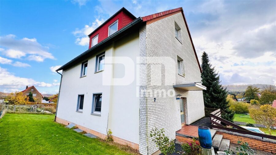 Modernisiertes Dreifamilienhaus + 2 Garagen in idyllischer Lage / großes Grundstück / Panoramablick - Seitenansicht